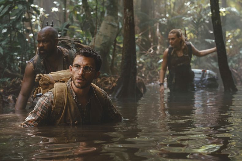 Esta imagen publicada por Universal Pictures y Amblin Entertainment muestra, de izquierda a derecha, Bechir Sylvain, Jonathan Bailey y Scarlett Johansson en una escena de Jurassic World Rebirth. (Jasin Boland/Universal Pictures and Amblin Entertainment via AP)