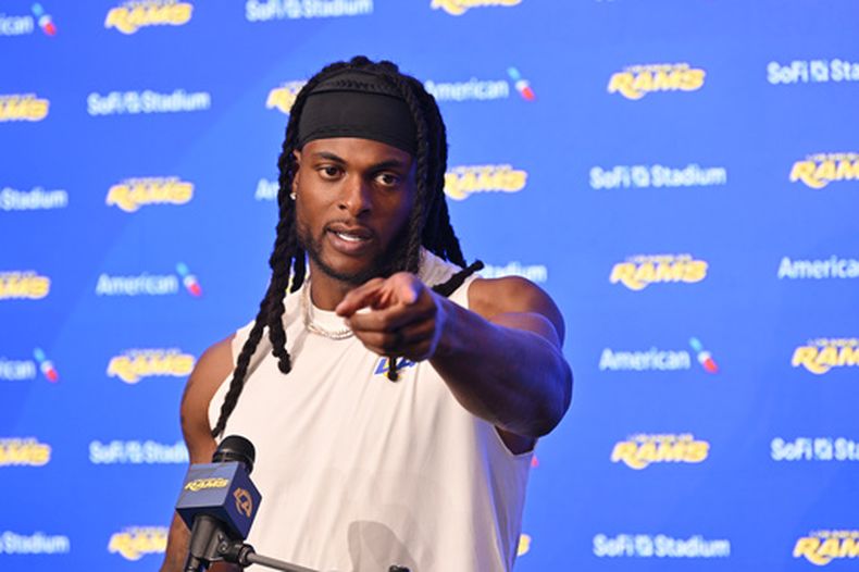 El receptor abierto de los Los Angeles Rams, Davante Adams (17), responde preguntas tras un partido de fútbol americano de la NFL contra los New York Giants en Inglewood, California, el lunes 21 de septiembre de 2026. (Foto AP/Katie Chin)