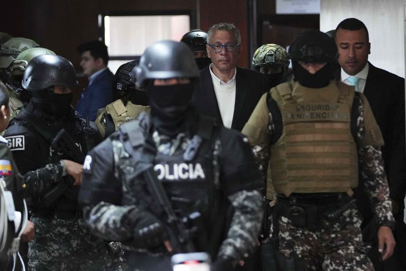 El exvicepresidente de Ecuador Jorge Glas a su llegada a la corte para conocer la sentencia por mal uso de recursos públicos durante su gestión en la reconstrucción de un terremoto en Quito, Ecuador, el lunes 30 de junio de 2025. (AP Foto/Dolores Ochoa)