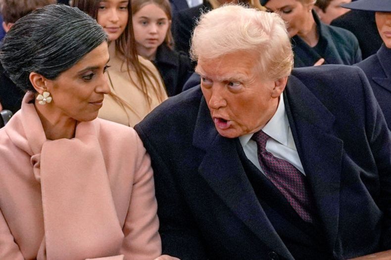 ARCHIVO – El presidente electo, Donald Trump, derecha, habla con Usha Vance y el vicepresidente electo JD Vance, que no aparece en la imagen, antes de una ceremonia religiosa en la iglesia de St. John, el 20 de enero de 2025, en Washington. (AP Foto/Evan Vucci, Archivo)