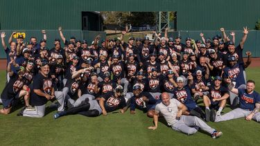 Los Astros de Houston posan para la foto después de asegurar el título del Oeste de la Liga Americana en el juego frente a los Atléticos, el domingo 27 de septiembre de 2026, en West Sacramento, California. (AP Foto/Sara Nevis)