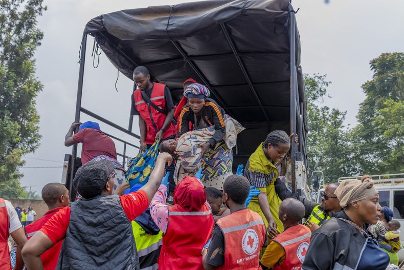 Gente que cruzó desde República Democrática del Congo baja en un camión en Gyseny, Ruanda, el martes 28 de enero de 2025, tras los avances del M23 sobre Goma, la capital del este de Congo. (AP Foto/Yuhi Irakiza)