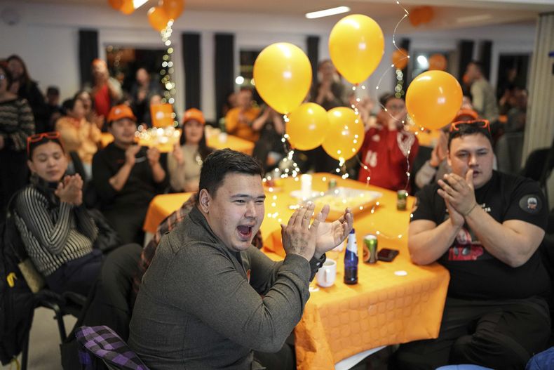 Miembros del partido Naleraq aplauden durante una fiesta postelectoral en Nuuk, Groenlandia, el 11 de marzo de 2025. (AP Foto/Evgeniy Maloletka)