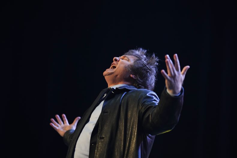 El candidato presidencial de La Libertad Avanza, Javier Milei, saluda a sus partidarios durante un mitin de campaña en Buenos Aires, Argentina, el miércoles 18 de octubre de 2023. (AP Foto/Natacha Pisarenko)