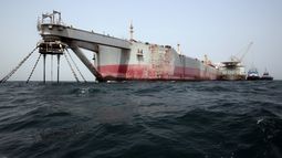 Vista del deteriorado petrolero Safer, el lunes 12 de junio de 2023, frente a las costas de Yemen. (Foto AP/Osamah Abdulrahman, Archivo)