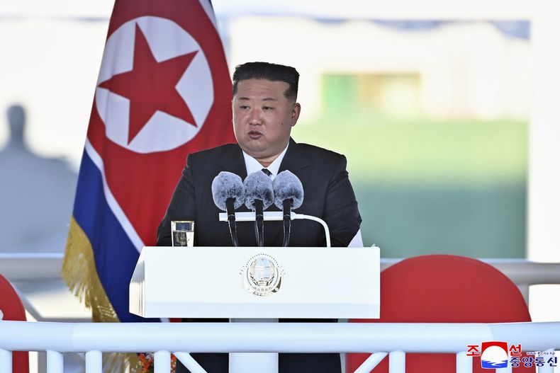 ARCHIVO - En esta fotografía proporcionada por el gobierno de Corea del Norte, el gobernante norcoreano Kim Jong Un habla durante una ceremonia de lanzamiento de un nuevo destructor naval en Nampo, Corea del Norte, el 25 de abril de 2025. (Agencia Central de Noticias de Corea vía AP, Archivo)