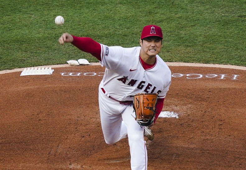 Shohei Ohtani, abridor de los Angelinos de Los Ángeles, lanza durante la primera entrada del juego de béisbol en contra de los Gigantes de San Francisco, el miércoles 9 de agosto de 2023, en Anaheim, California. (AP Foto/Ryan Sun)