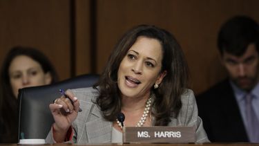ARCHIVO - La senadora Kamala Harris, demócrata por California, habla ante una Comisión Selecta del Senado sobre Inteligencia, en el Capitolio, el 13 de junio de 2017, en Washington. (AP Foto/J. Scott Applewhite, archivo)