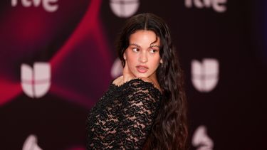 ARCHIVO - Rosalía llega a la 24ª edición de los Premios Grammy Latinos en Sevilla, España, el 16 de noviembre de 2023. (Foto Vianney Le Caer/Invision/AP, archivo)
