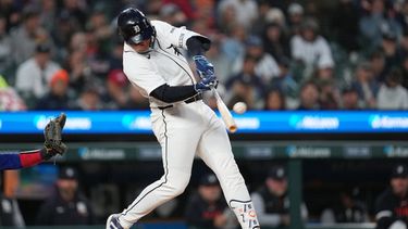 Spencer Torkelson, de los Tigres de Detroit, batea un jonrón de dos carreras contra los Rangers de Texas durante la quinta entrada del juego de béisbol de Grandes Ligas, el domingo 3 de mayo de 2026, en Detroit. (AP Foto/Paul Sancya)