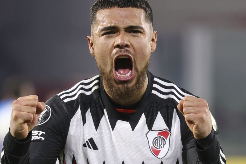 El chileno Paulo Díaz, de River Plate de Argentina, festeja tras anotar ante Talleres de Córdoba en un partido de la Copa Libertadores disputado el miércoles 14 de agosto de 2024 (AP Foto/Nicolás Aguilera)