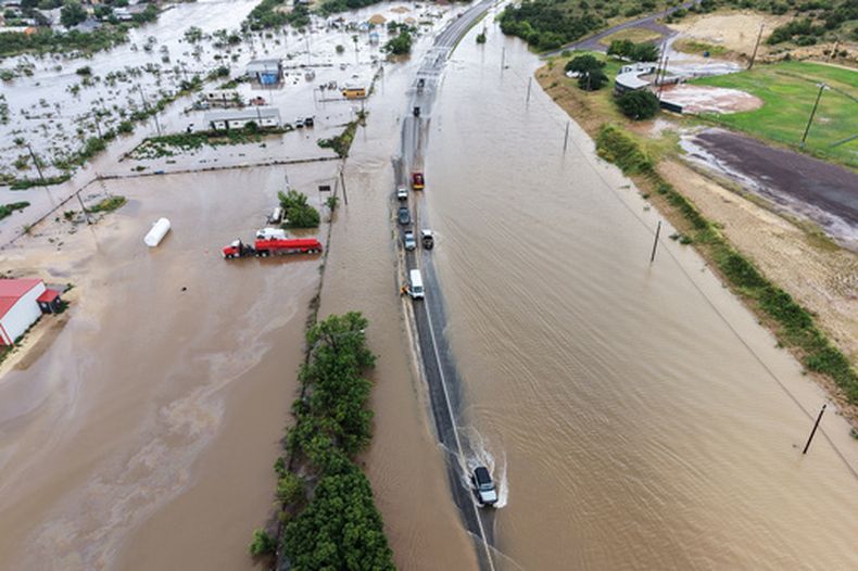 Una vista aérea de las inundaciones, el viernes 17 de julio de 2026, en Ozona, Texas. (AP Foto/Gerald Herbert)