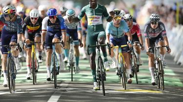 El eritreo Biniam Girmay cruza la meta celebrando tras ganar la 12ma etapa del Tour de Francia el jueves 11 de julio del 2024. (AP Foto/Jerome Delay)