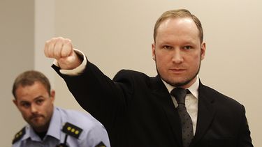 americateve | En esta foto del 24 de agosto del 2012, el asesino m&uacute;ltiple Anders Behring Breivik hace un saludo al llegar a un tribunal en Oslo. Breivik, que admiti&oacute; haber matado a 77 personas en Noruega el a&ntilde;o pasado, amenaz&oacute; una huelga de