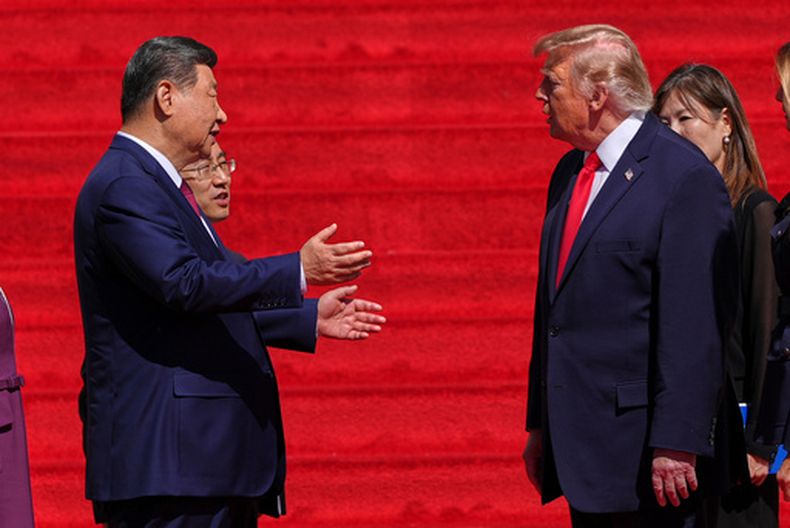 El presidente chino Xi Jinping, izquierda, conversa con su homólogo estadounidense Donald Trump en la escalinata del Museo de los Archivos Nacionales, el viernes 25 de septiembre de 2026, en Washington. (Foto AP/Julia Demaree Nikhinson)