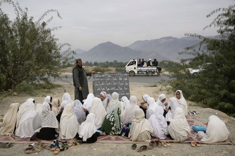 Un grupo de niñas alumnas en Torkham, Afganistán, el 18 de noviembre del 2023. (AP foto/Ebrahim Noroozi)