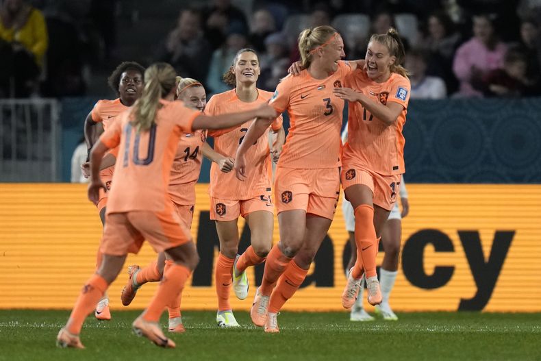 La holandesa Stefanie Van der Gragt, segunda por a derecha, celebra con sus compañeras tras anotar en la primera mitad del Grupo E del Mundial de la FIFA entre Holanda y Portugal en Dunedin, Nueva Zelanda, el domingo 23 de julio de 2023. (AP Foto/Alessandra Tarantino)