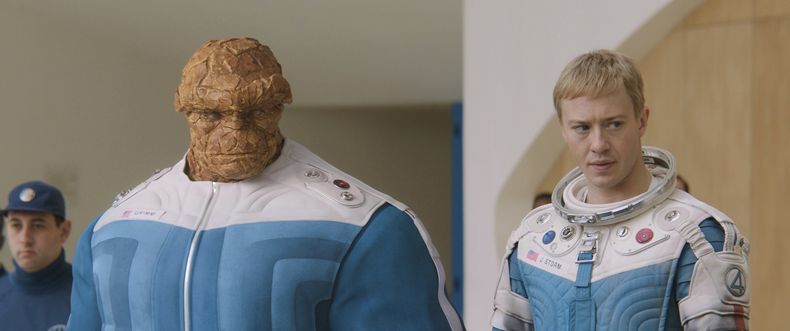 Esta imagen publicada por 20th Century Studios/Marvel Studios muestra a Ebon Moss-Bachrach, como Ben Grimm/La Cosa, a la izquierda, y Joseph Quinn, como Johnny Storm/Antorcha Humana, en una escena de The Fantastic Four: First Steps. ( 20th Century Studios/Marvel Studios via AP)