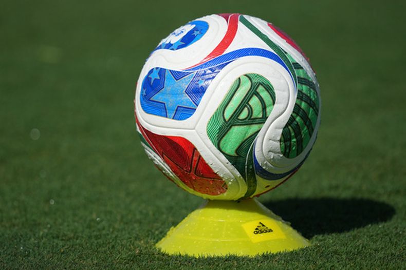Un balón trionda aparece colocado sobre un soporte durante un entrenamiento de Japón para el Mundial, el sábado 13 de junio de 2026 en Dallas (AP Foto/Julio Cortez)