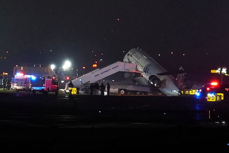 Un avión de Air Canada se ve en la pista en el Aeropuerto LaGuardia, el lunes 23 de marzo de 2026, tras chocar con un vehículo de la Autoridad Portuaria en Nueva York. (AP Foto/Ryan Murphy)