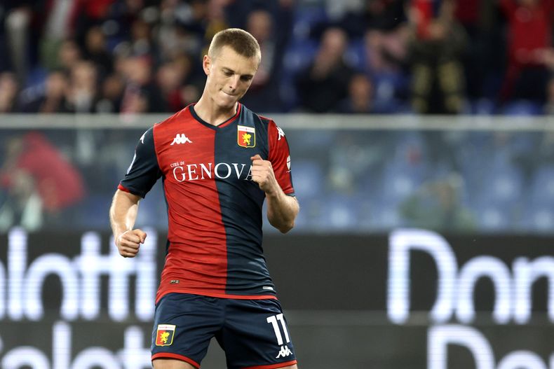 Albert Gudmundsson celebra tras anotar el tercer gol de Genoa ante Cagliari en la liga italiana, el lunes 29 de abril de 2024. (Tano Pecoraro/LaPresse vía AP)