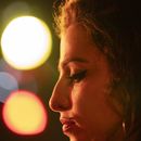 En esta imagen proporcionara por Focus Features, Marisa Abela como Amy Winehouse en una escena de Back to Black. (Focus Features vía AP)