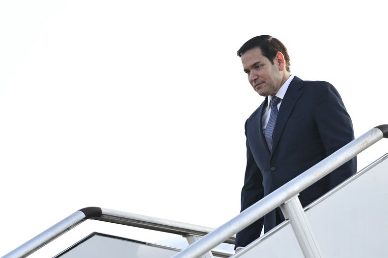 El secretario de Estado de Estados Unidos, Marco Rubio, llega a la base aérea de Subang, a las afueras de Kuala Lumpur, el jueves 10 de julio de 2025. Rubio llegó a Malasia para asistir a la reunión de ministros de exteriores de ASEAN. (Mandel Ngan/Pool Foto via AP)