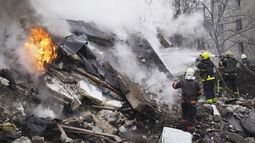 Rescatistas trabajan junto a los restos de un edificio dañado por un ataque ruso, en Járkiv, Ucrania, el 23 de junio de 2024. (AP Foto/Andrii Marienko)