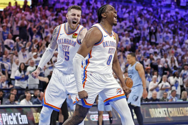 El pívot Isaiah Hartenstein y el alero Jalen Williams del Thunder de Oklahoma City reaccionan a la clavada de Williams en el juego 1 de la primera ronda de los playoffs ante los Grizzlies de Memphis el domingo 20 de abril del 2025. (AP Foto/Nate Billings)