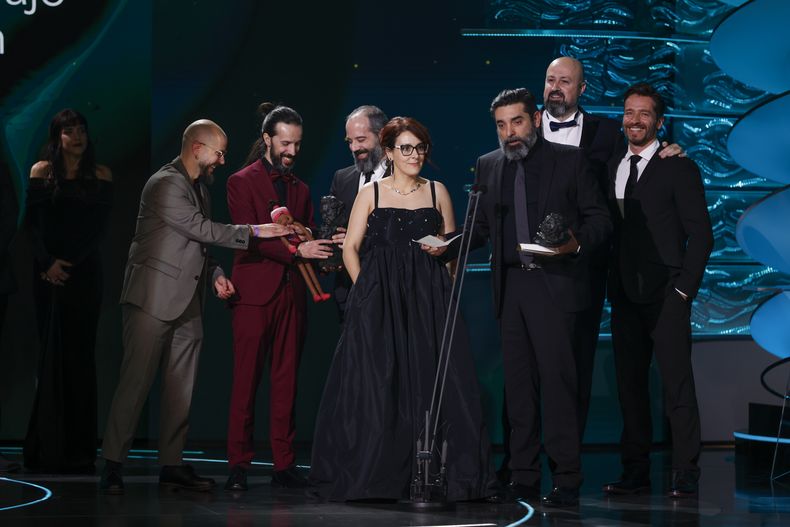 El equipo de Cafune recibe el premio a mejor cortometraje animado durante la 39ª ceremonia de los Premios Goya en Granada, España, el sábado 8 de febrero de 2025, en Granada. (Foto AP/Fermin Rodriguez)