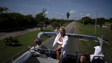 cuba se queda sola y sin turismo: rusia evacua 4.300 turistas varados por crisis energetica