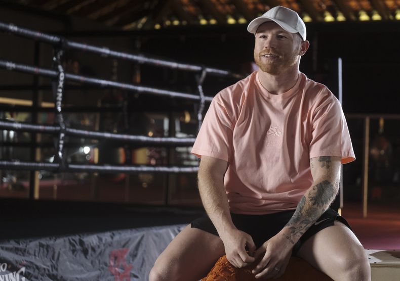Saul Canelo Álvarez durante una entrevista en un gimnasio de Guadalajara, México, el lunes 17 de abril de 2023. (AP Foto/Refugio Ruiz)