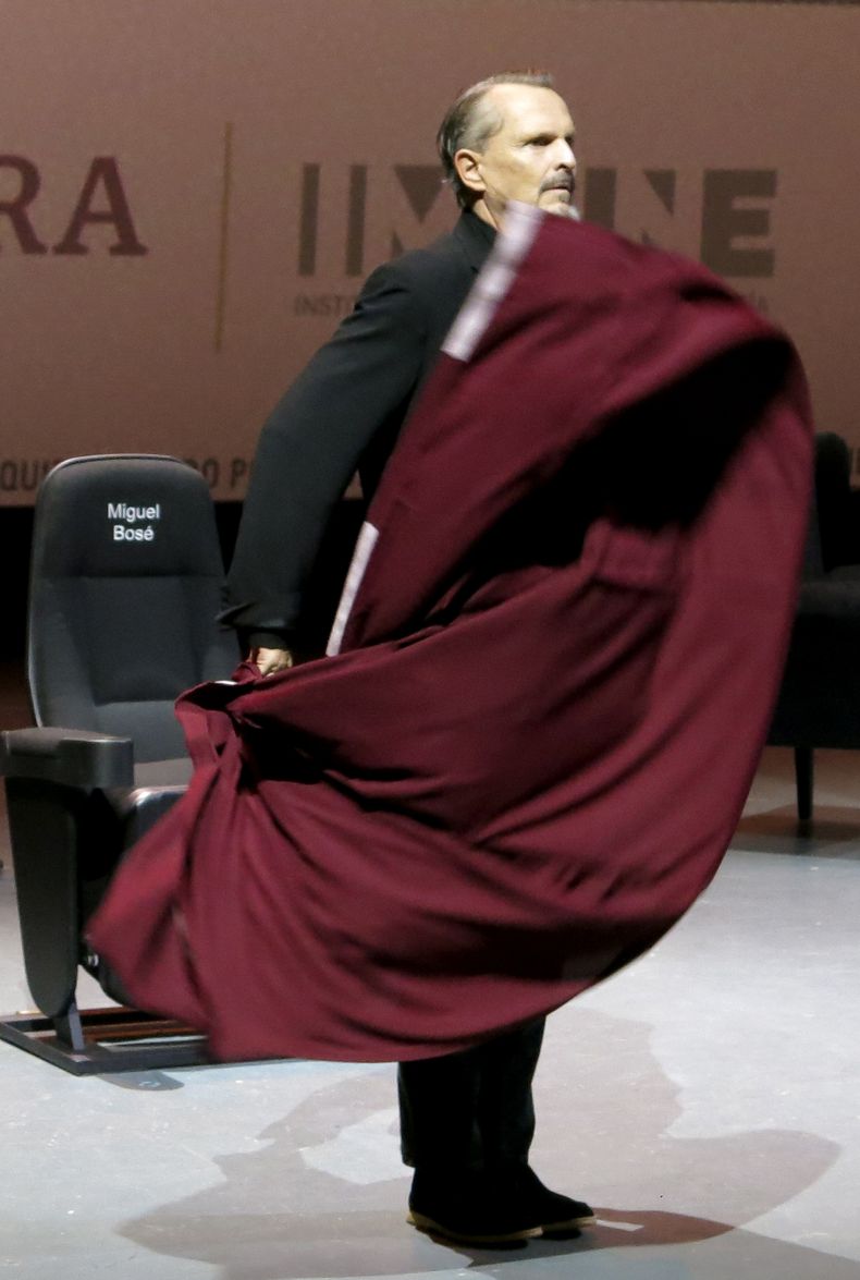 El cantante y actor español Miguel Bosé devela una butaca con su nombre haciendo pases de torero durante una charla sobre la película Tacones lejanos en el Festival Internacional de Cine de Morelia en Morelia, México, el lunes 23 de octubre de 2023. (Foto AP/Berenice Bautista)