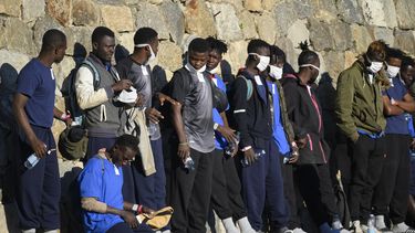 Italia cede con 3 barcos migrantes, 4to se dirige a Córcega