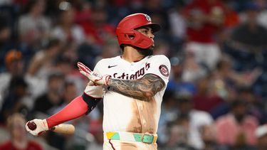 Luis Garcia Jr., de los Nacionales de Washington, sigue el vuelo de la pelota de un sencillo durante la sexta entrada del juego de béisbol de Grandes Ligas contra los Astros de Houston el miércoles 8 de julio de 2026, en Washington. (AP Foto/Nick Wass)