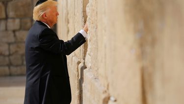 trump, primer presidente de eeuu en ejercicio en visitar el muro de las lamentaciones