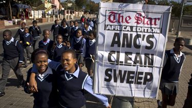 americateve | J&oacute;venes estudiantes celebran la victoria de Jacob Zuma, del Partido Congreso Nacional Africano, seg&uacute;n los c&oacute;mputos preliminares de las elecciones sudafricanas en Soweto el 9 de mayo del 1014. (AP Foto/Ben Curtis)