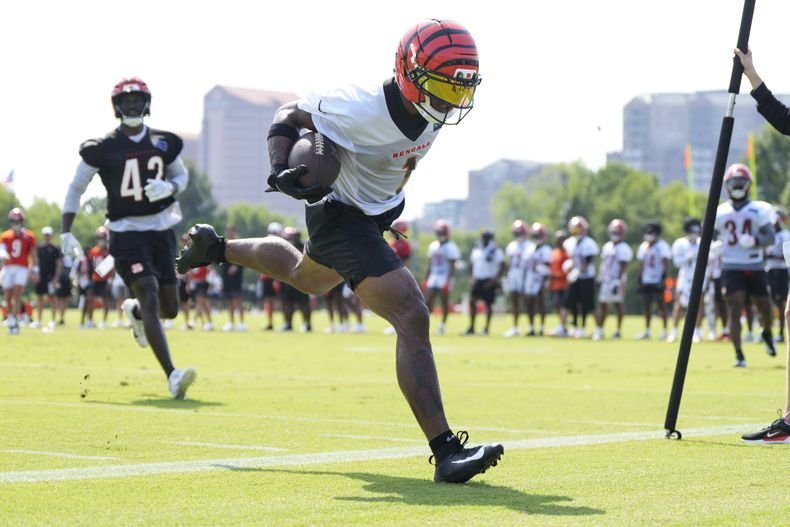 JaMarr Chase (1), de los Bengals de Cincinnati, atrapa un pase durante una práctica en el campamento de entrenamiento del equipo de la NFL, el jueves 24 de julio de 2025, en Cincinnati. (AP Foto/Jeff Dean)