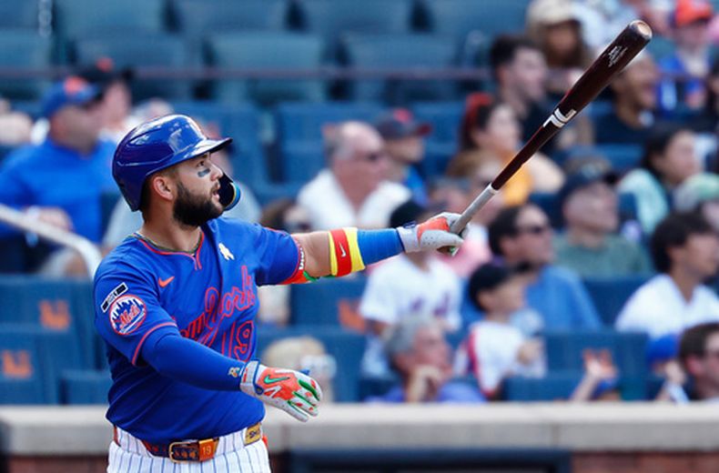 Bo Bichette, de los Mets de Nueva York, completa el movimiento de bateo tras conectar un jonrón de tres carreras contra los Gigantes de San Francisco durante la octava entrada de un partido de béisbol, el domingo 6 de septiembre de 2026, en Nueva York. (AP Foto/Noah K. Murray)