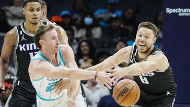 Huerter y Mitchell comandan triunfo de Kings sobre Hornets