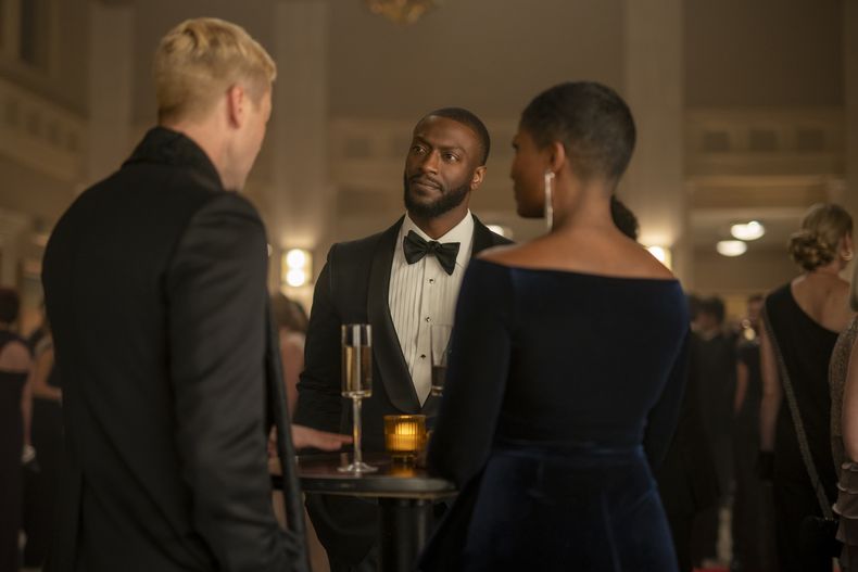 En esta imagen proporcionada por Prime Video, Ryan Eggold, Aldis Hodge, and Samantha Walkes en una escena de la serie Cross. (Keri Anderson/Prime Video vía AP)