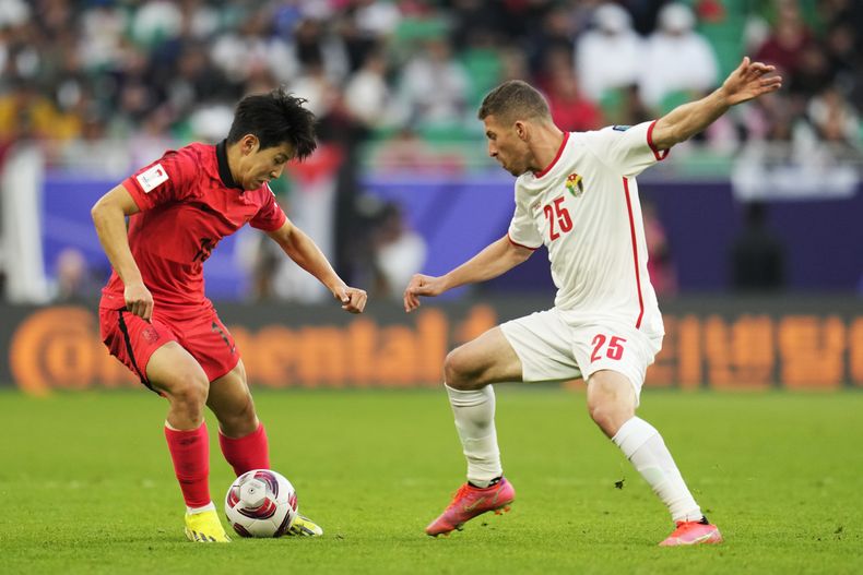 Lee Kang-in de Corea del Sur maneja el balón intentando superar a Anas Hammad de Jordania en el encuentro del Grupo E de la Copa Asiática en Doha, Qatar el sábado 20 de enero del 2024. (AP Foto/Aijaz Rahi)