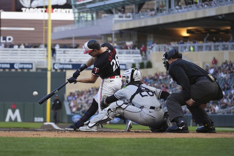 Max Kepler (26), de los Mellizos de Minnesota, batea un doble productor durante la primera entrada de un juego de béisbol contra los Medias Blancas de Chicago, el lunes 22 de abril de 2024, en Minneapolis. (AP Foto/Abbie Parr)