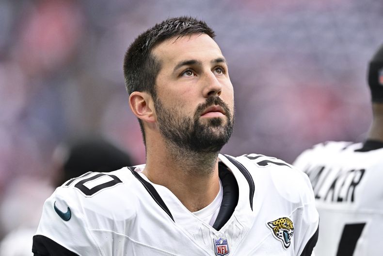 ARCHIVO - El pateador de los Jaguars de Jacksonville Brandon McManus aparece en la banda durante un partido de la NFL en contra de los Texans de Houston, el 26 de noviembre de 2023, en Houston. Los Commanders de Washington dijeron el lunes 27 de mayo de 2024 que están al tanto de la demanda en un tribunal civil en contra de McManus, ahora jugador de los Commanders, la semana pasada y los Jaguars de Jacksonville, por agresión sexual, presentada por dos mujeres. (AP Foto/Maria Lysaker, Archivo)