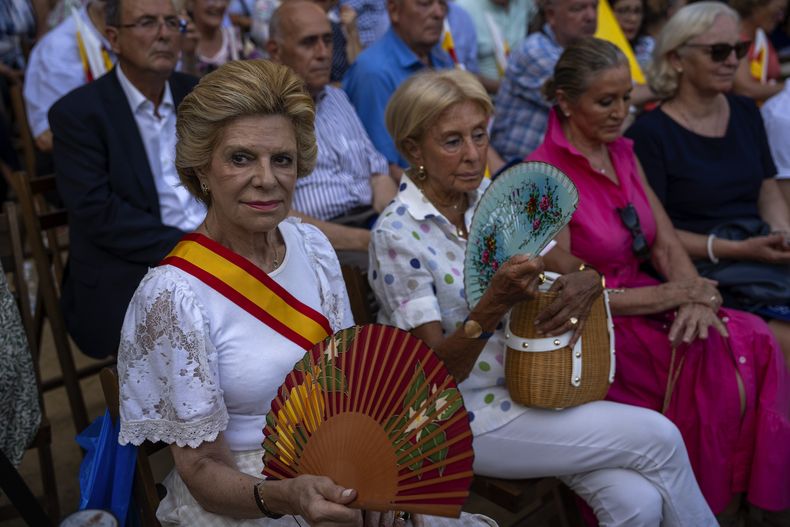 Militantes del Partido Popular escuchan a su líder y candidato a la presidencia, Alberto Núñez Feijóo, durante un mítin de campaña en Barcelona, España, el 17 de julio de 2023. Las elecciones generales del 23 de julio podrían convertir a España en el último de la Unión Europea en virar hacia la derecha. La mayoría de las encuestas sitúan al conservador Partido Popular por delante del Partido Socialista, pero podría necesitar el apoyo del ultraderechista Vox para formar gobierno. (AP Foto/Emilio Morenatti)
