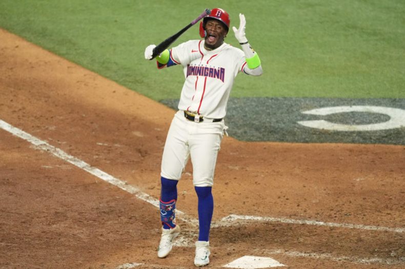 El dominicana Geraldo Perdomo reacciona tras ser ponchado al final del noveno inning del juego contra Estados Unidos en el Clásico Mundial, el domingo 15 de marzo de 2026, en Miami. (AP Foto/Rebecca Blackwell)