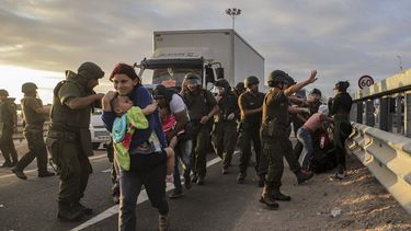 Migrantes que bloquean la carretera en la frontera entre Chile y Perú son dispersados por la policía chilena cerca de Arica, Chile, el martes 2 de mayo de 2023. Una crisis migratoria en la frontera entre Chile y Perú se intensificó ante la presencia de migrantes, en su mayoría venezolanos, que están varados en el límite entre ambos países en su ruta de regreso a casa. (AP Foto/Agustín Mercado)