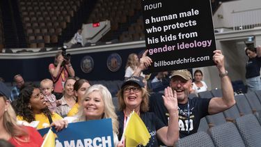 Un grupo de participantes sostienen sus carteles en la cumbre nacional de Moms for Liberty en Washington, el sábado 31 de agosto de 2024. (AP Foto/Jose Luis Magana)