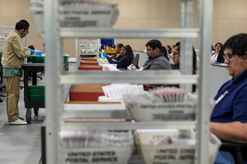 ARCHIVO – Boletas inspeccionadas un día después de la elección primaria en California, en el Centro de Procesamiento de Boletas del Condado de Los Ángeles, el 3 de junio de 2026, en City of Industry, California. (AP Foto/Jae C. Hong, Archivo)