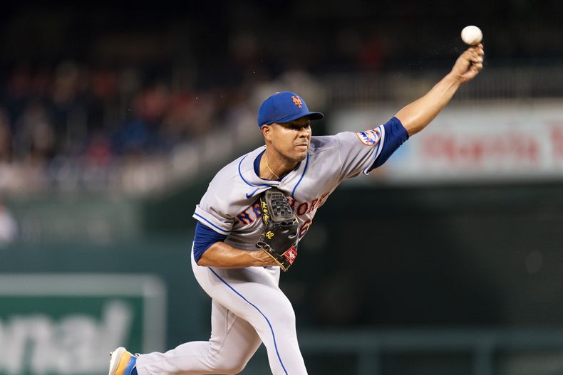 El colombiano José Quintana, abridor de los Mets de Nueva York, lanza en el juego del martes 5 de septiembre de 2023, ante los Nacionales de Washington (AP Foto/Stephanie Scarbrough)